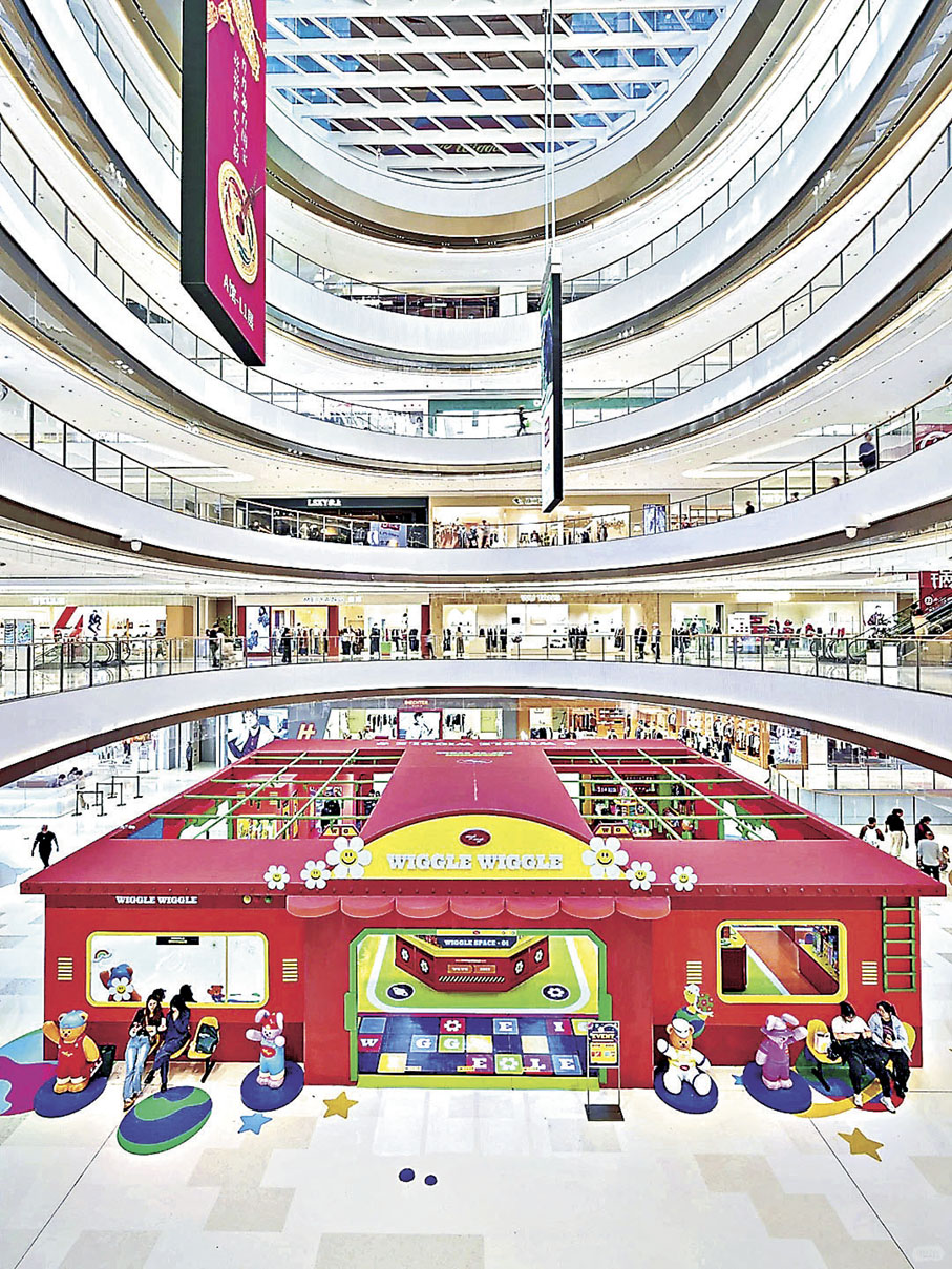 ■快閃店整體設計色彩斑斕，如同夢幻星球。