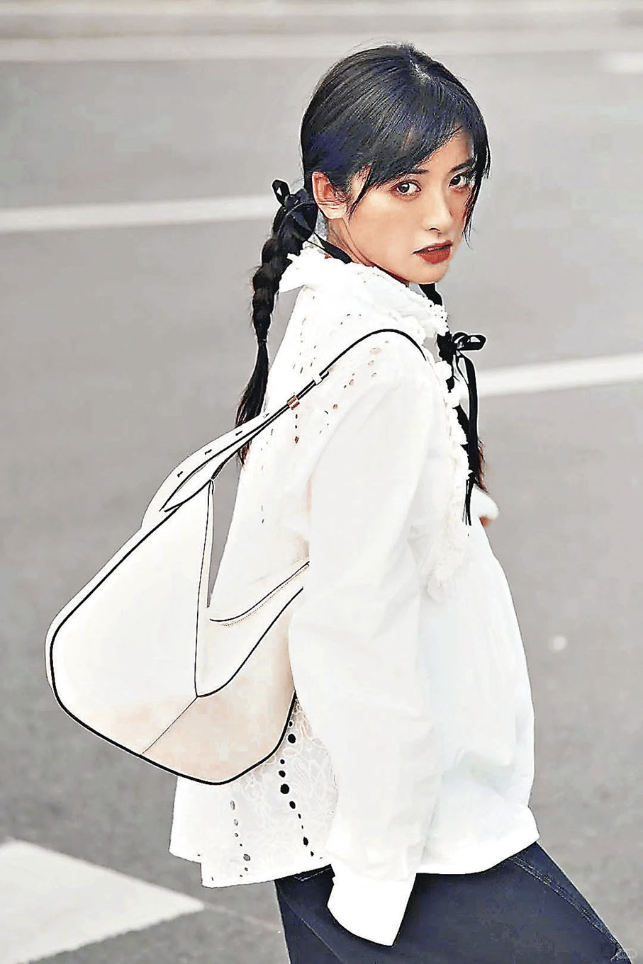 ■內地女星沈月演繹Valextra Vivi Hobo 半月包。