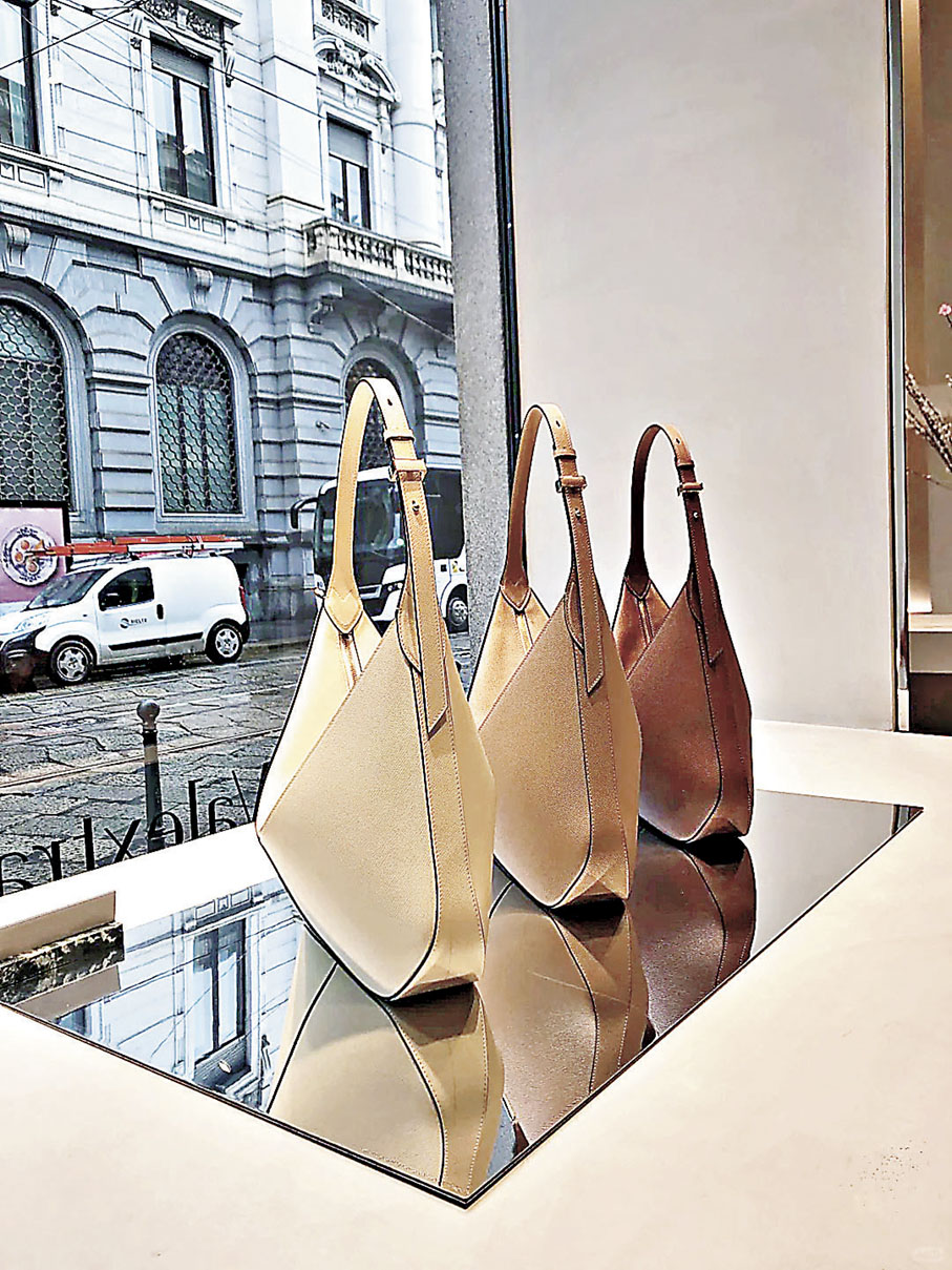 ■Valextra Vivi Hobo 有多款配色。