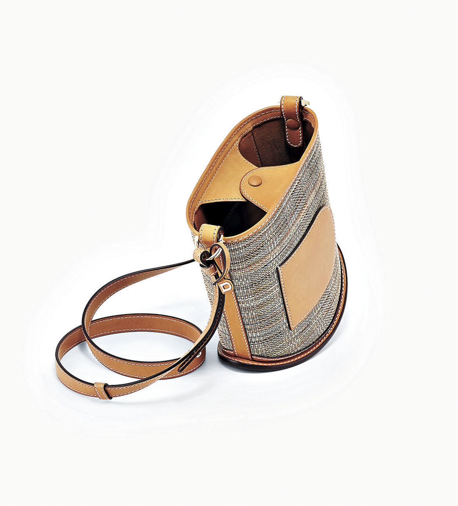 ■DELVAUX Pin Mini Bucket新年限定水桶袋有靈動輪廓。