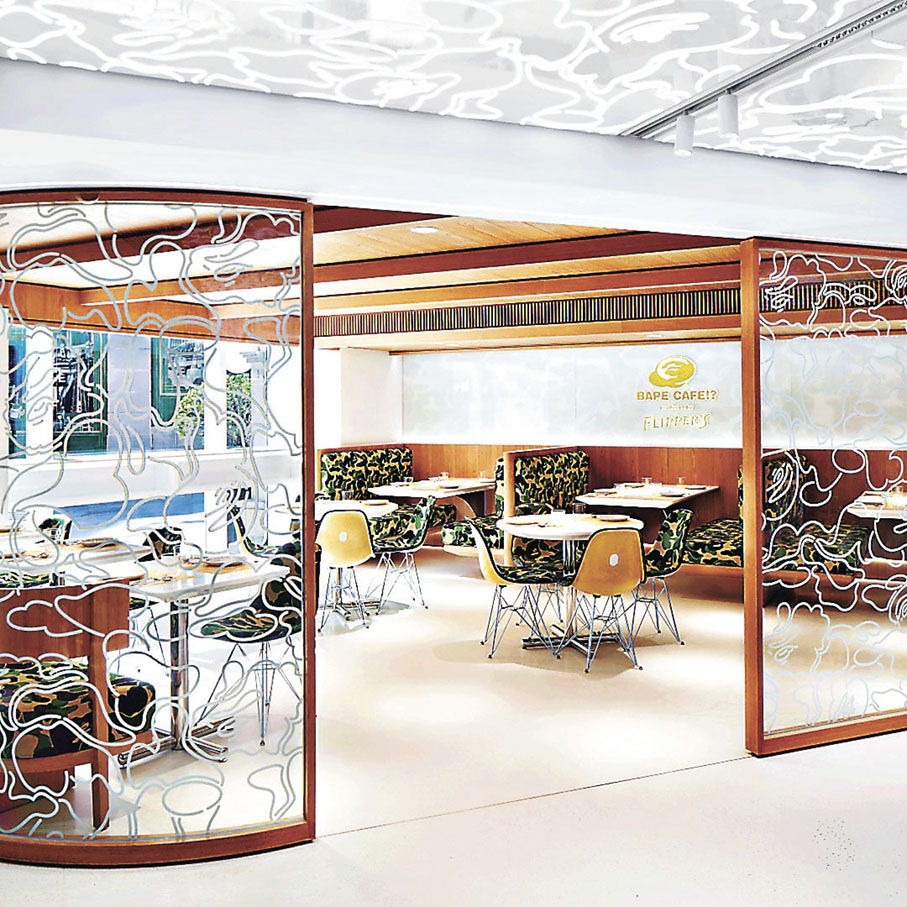 ■用餐區域使用帶有BAPE經典迷彩圖案的桌椅。