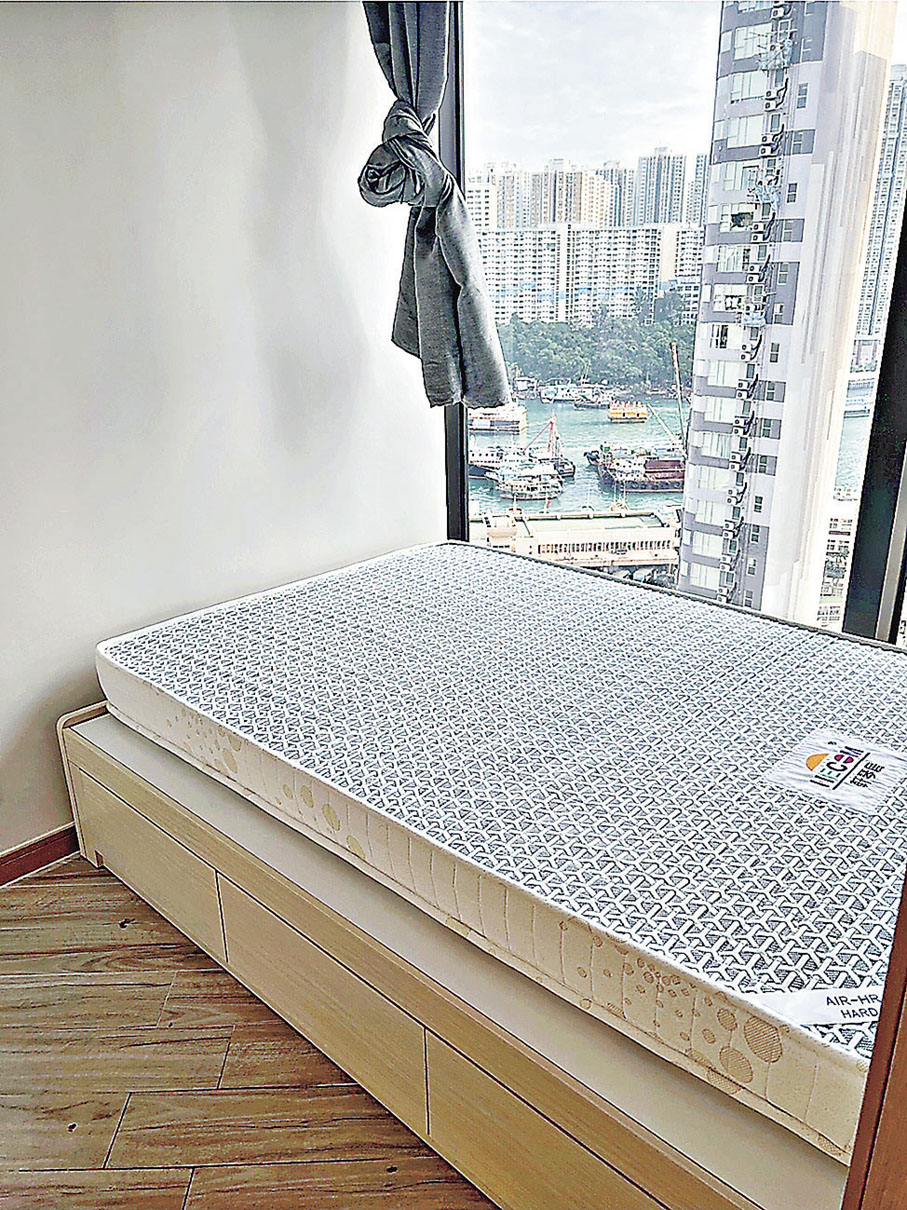 ■房間有落地大玻璃窗。