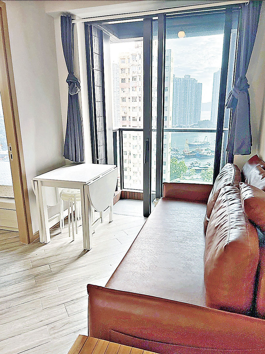 ■客廳連接小露台。