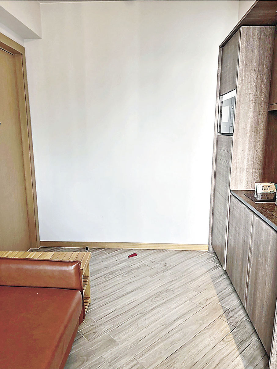 ■近門口處為開放式廚房。