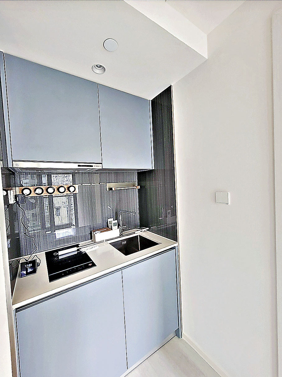 ■開放式廚房採用電磁爐煮食。