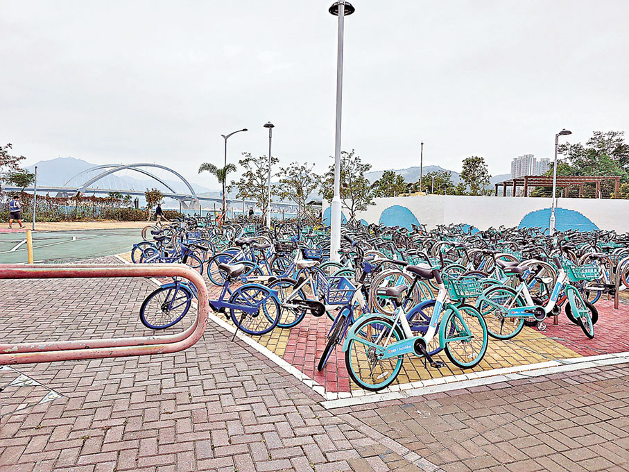 ■康城站的交通交匯處有共享單車停泊點。