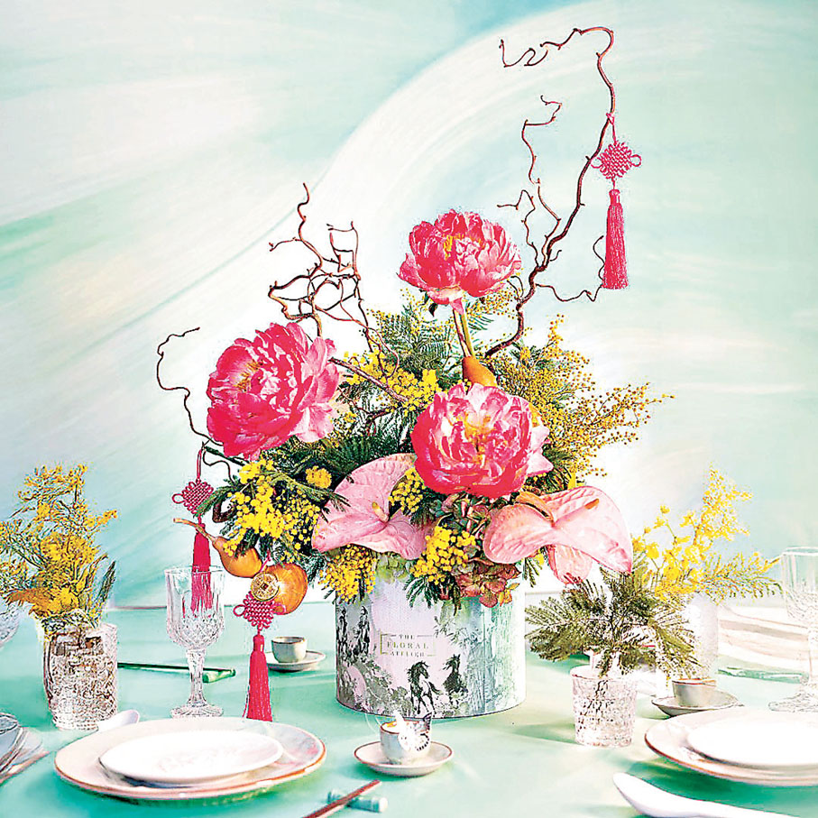 ■「福壽雙全」精選鮮艷粉紅牡丹與龍柳。