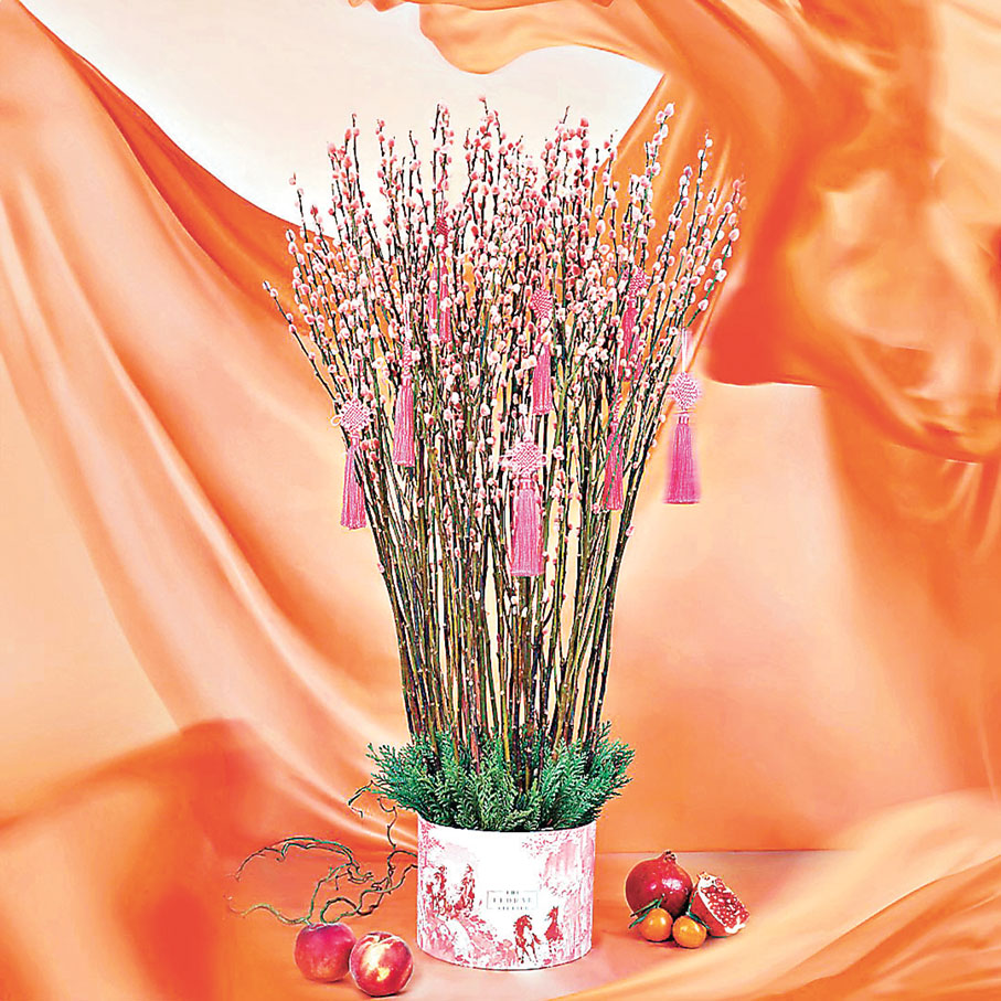 ■「瑞桃盈門」以桃紅銀柳點綴。