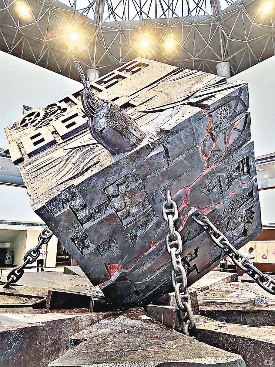 ■虎門海戰博物館的隕石雕塑讓大家反思歷史。