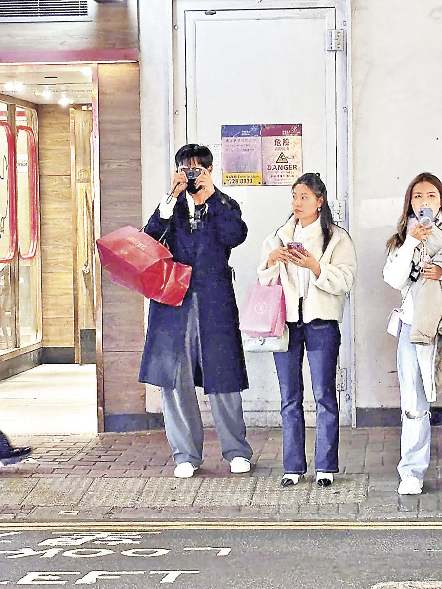 ■有粉絲偶遇李現手上拿着紅色袋裝手信。