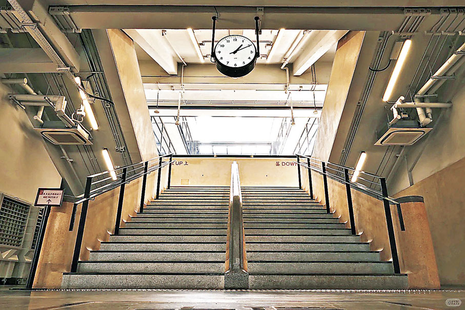 ■李現在中環街市的「掃街」作品。