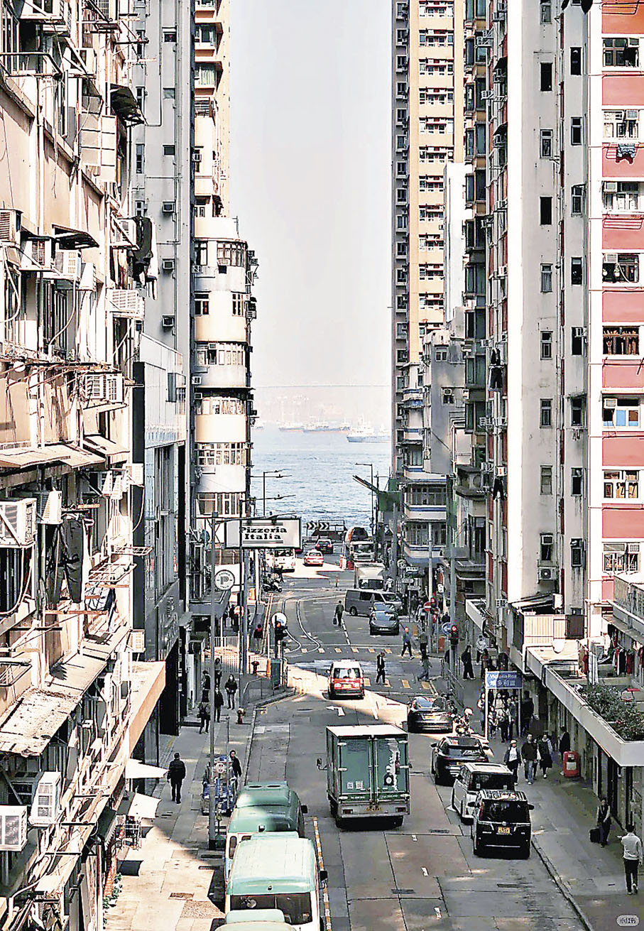 ■李現在西環籃球場影出唯美靚景。