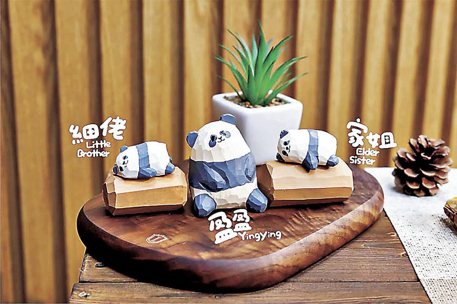 ■每款熊貓木雕的姿勢都不同。
