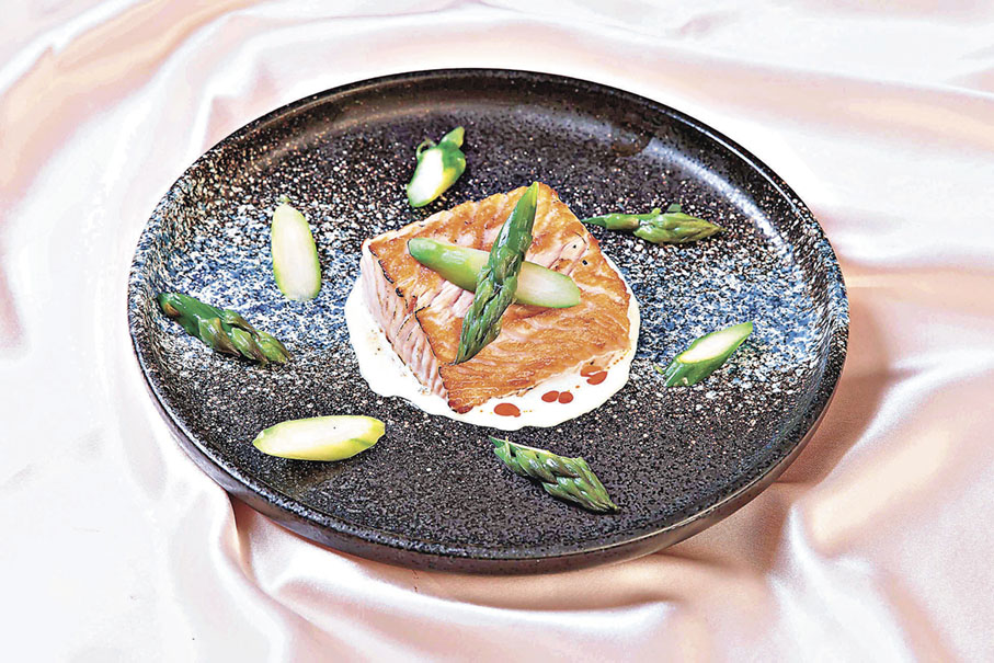 ■香煎三文魚配鮮露筍香檳忌廉汁