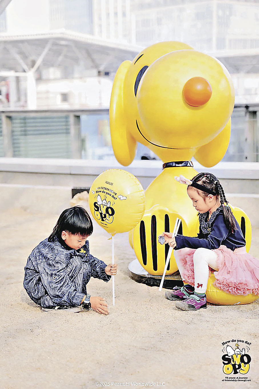 ■沙地上的黃色史努比裝置成為小朋友的玩樂基地。