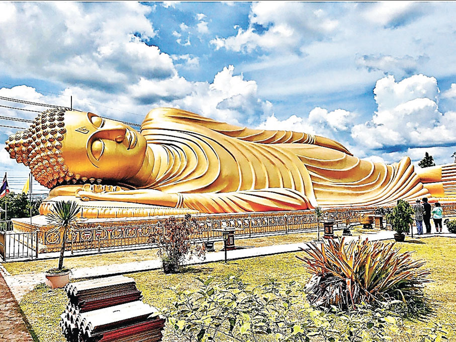 ■Wat Phranorn Laemphor 的巨型金色卧佛雄偉壯觀。