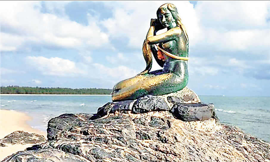 ■美人魚銅像記載美人魚坐在海邊梳頭的傳說。