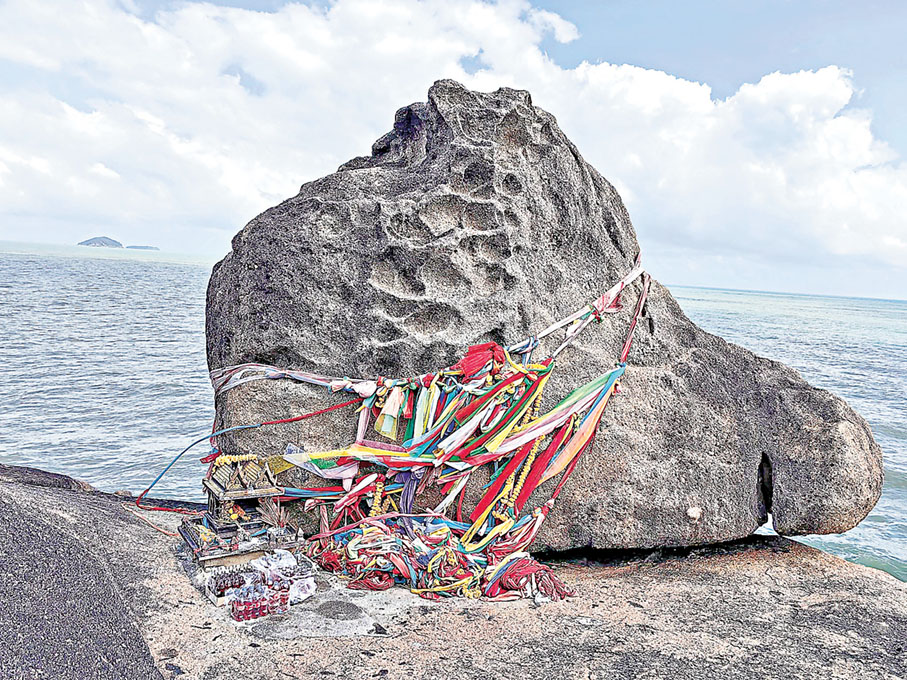 ■九聖山海灘上有塊著名巨石，推倒它就一世享福。