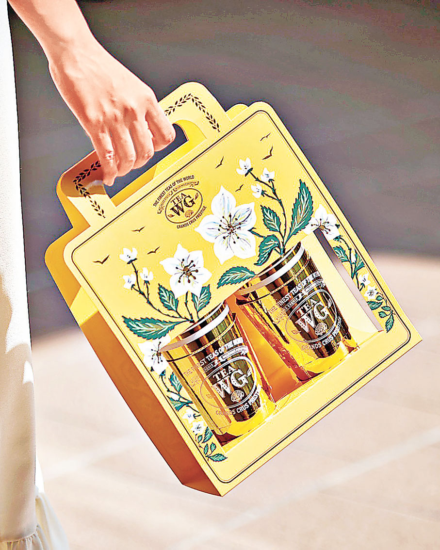 ■盛茶的金色紙杯造型典雅。