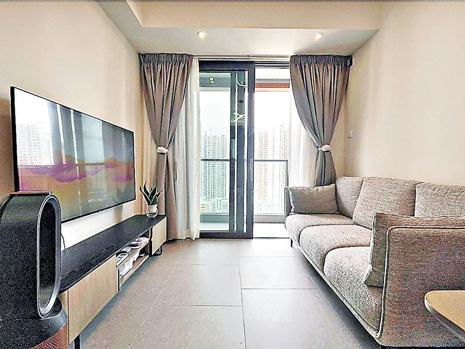 ■長方形客廳寬敞，直達小露台。