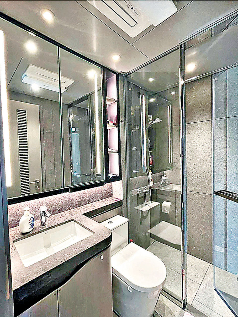 ■酒店式洗手間採用淋浴間。