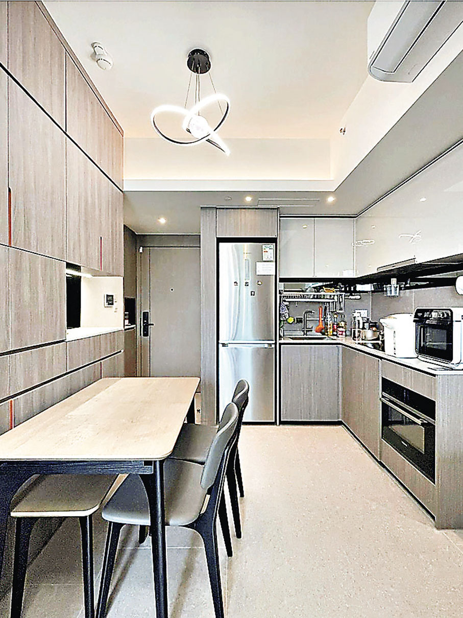 ■開放式廚房旁可放置長形餐枱。