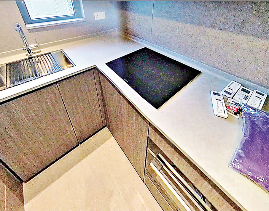 ■廚房採用L形煮食櫃枱。