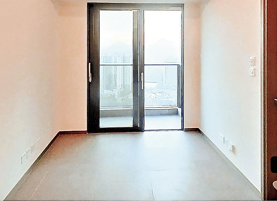 ■客廳趟門外為小露台，光線充足。