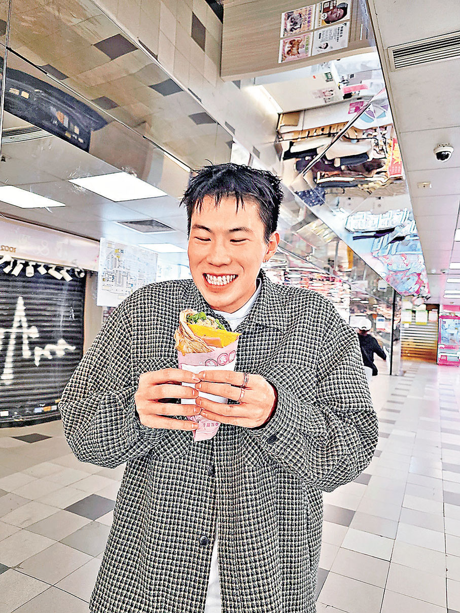 ■邊走邊吃最能體現葵廣的道地風味。