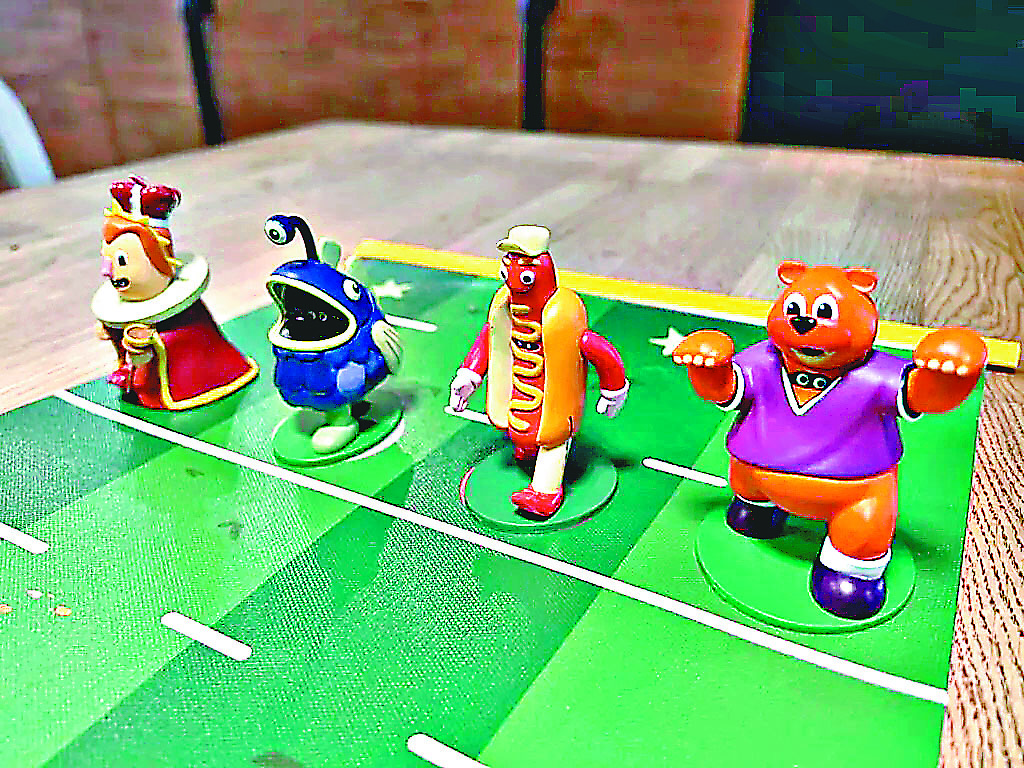 ■四個可愛公仔賽跑。