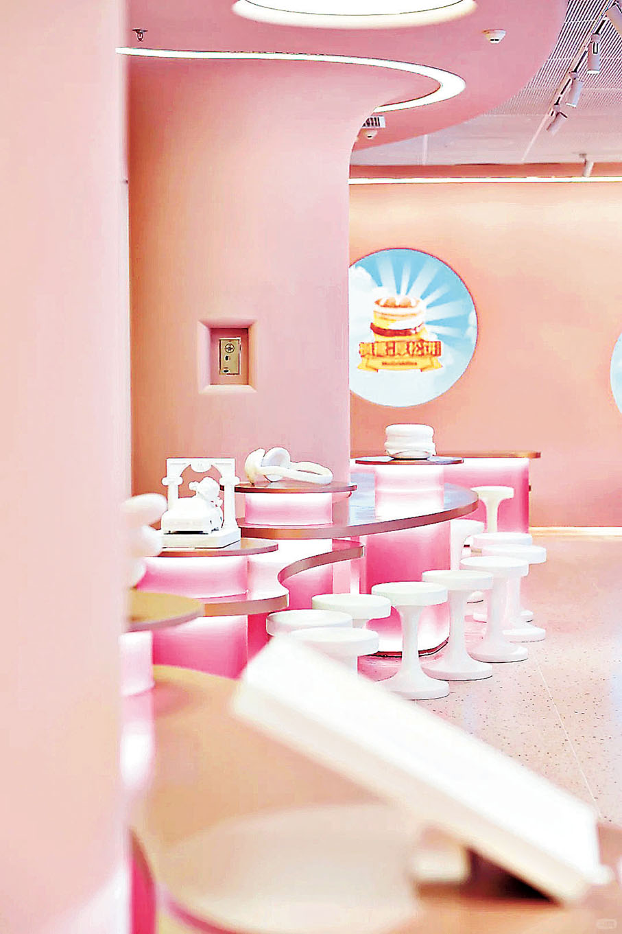 ■店內散布小型雕像。