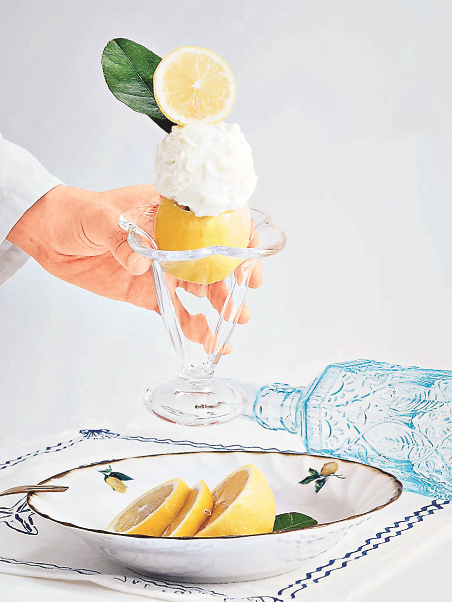 ■「一顆檸檬冰淇淋」以挖空的檸檬為容器。