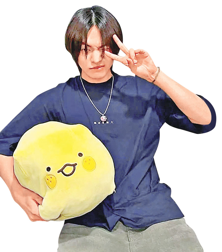 ■韓團ALD1成員LEO也有同款方塊攬枕。