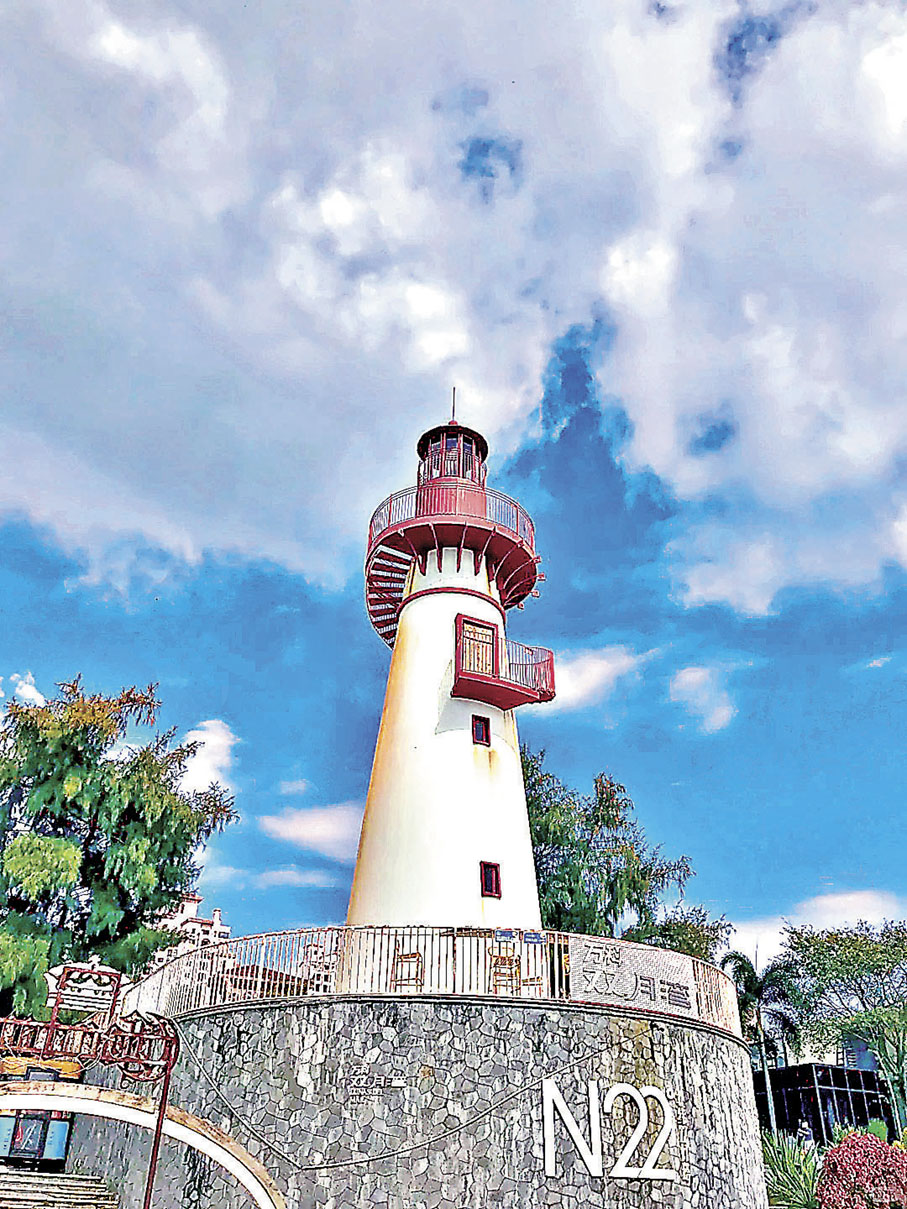 ■雙月灣的燈塔夠浪漫，是當地情侶拍拖勝地。  小紅書@小酒窩U5f