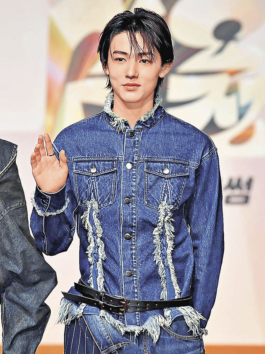 ■Cortis成員嚴成玹身穿型格牛仔套裝。