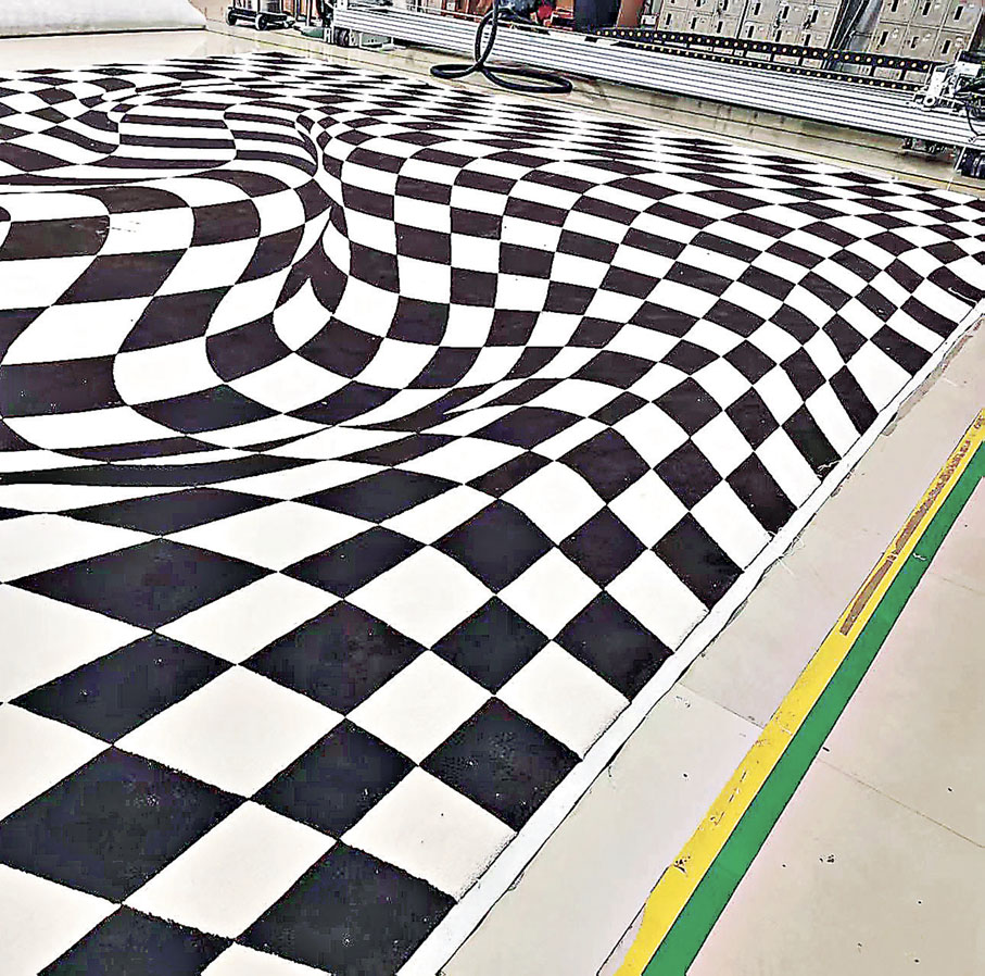 ■無縫格紋地氈營造出疑幻疑真的氛圍。