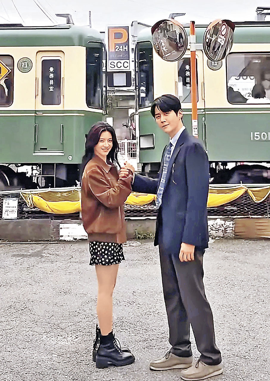 ■麂皮外套內搭碎花短裙，打造街頭鬆弛感。