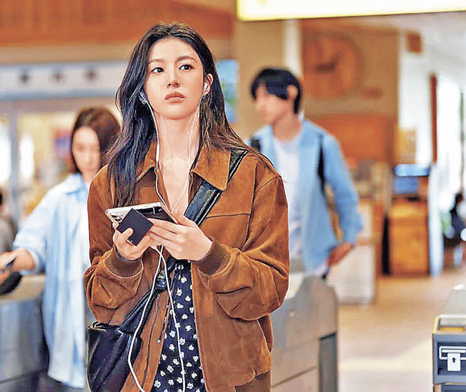 ■這套在日本機場登場的造型，引起同款熱潮。