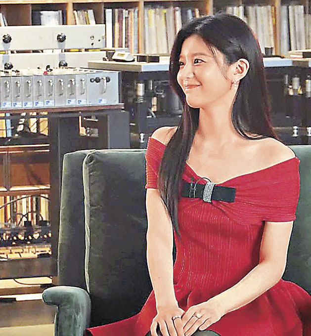 ■劇裏另一套紅色禮服也是出自Self-Portrait。