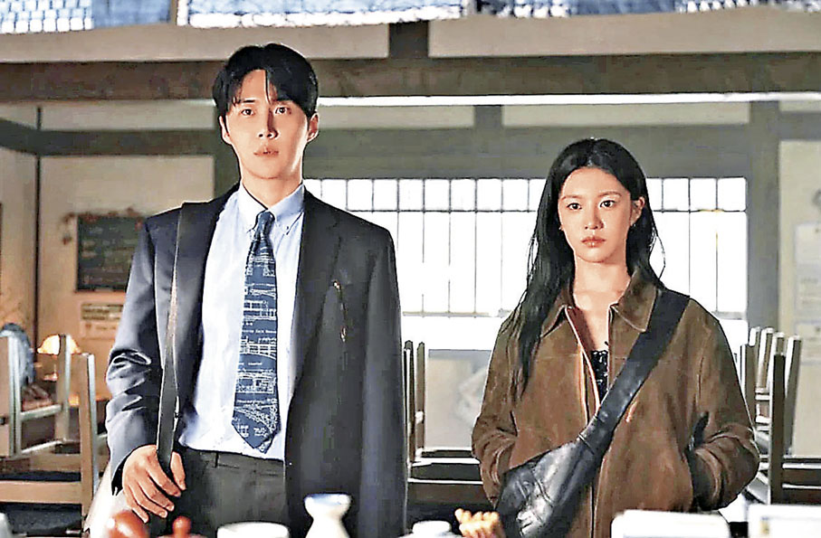 ■高允貞肩上斜孭Lemaire的Croissant牛角包。