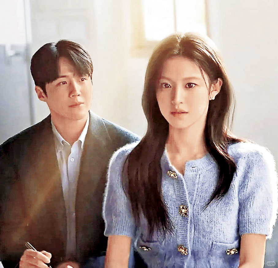 ■高允貞的海報造型也有Self-Portrait洋裝。