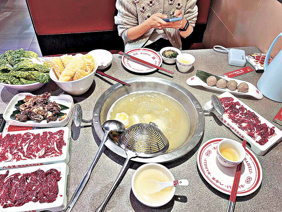 ■牛骨清湯鍋配手切牛肉、蔬菜及響鈴，飽肚又暖身。