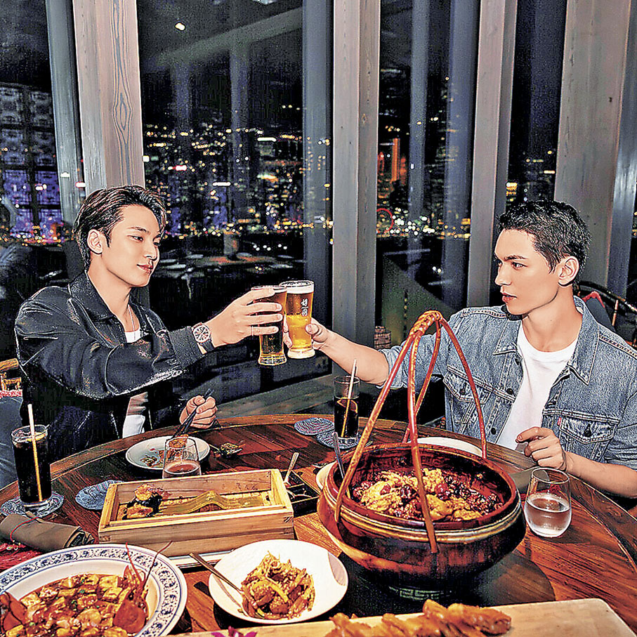 ■VERNON和MINGYU（左）享受本港美食。