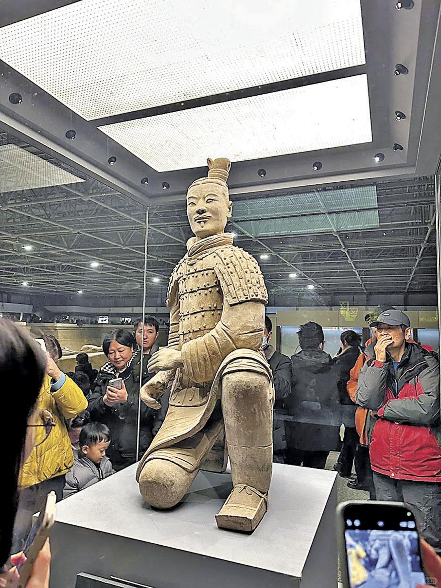 ■跪射俑是秦始皇陵保存最完整的珍貴兵馬俑。 小紅書@閃閃發光