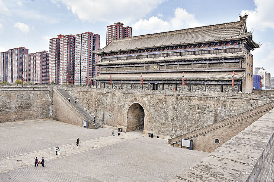 ■旅客漫步西安城牆，細味士兵巡守的身影。  小紅書@我全名不是你叫的