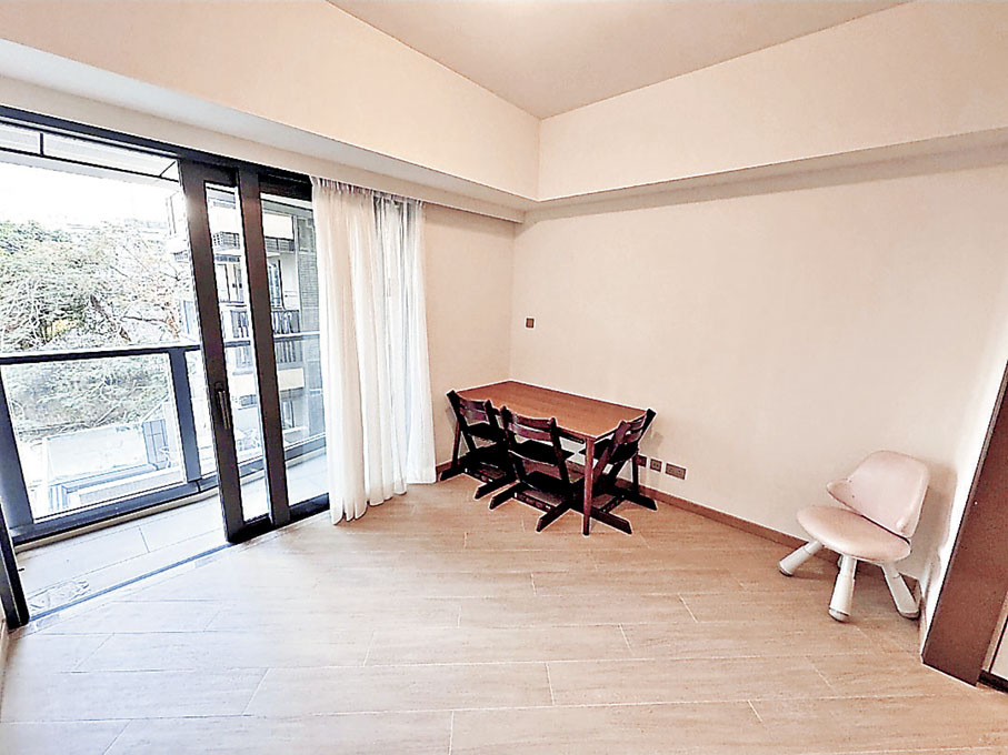 ■客飯廳大型玻璃趟門連接戶外露台。