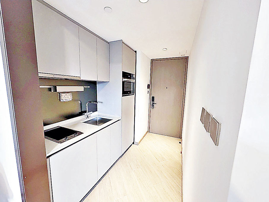 ■大門口旁為開放式廚房。