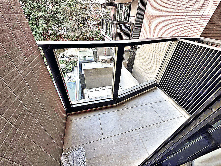 ■房間連接小型工作台。