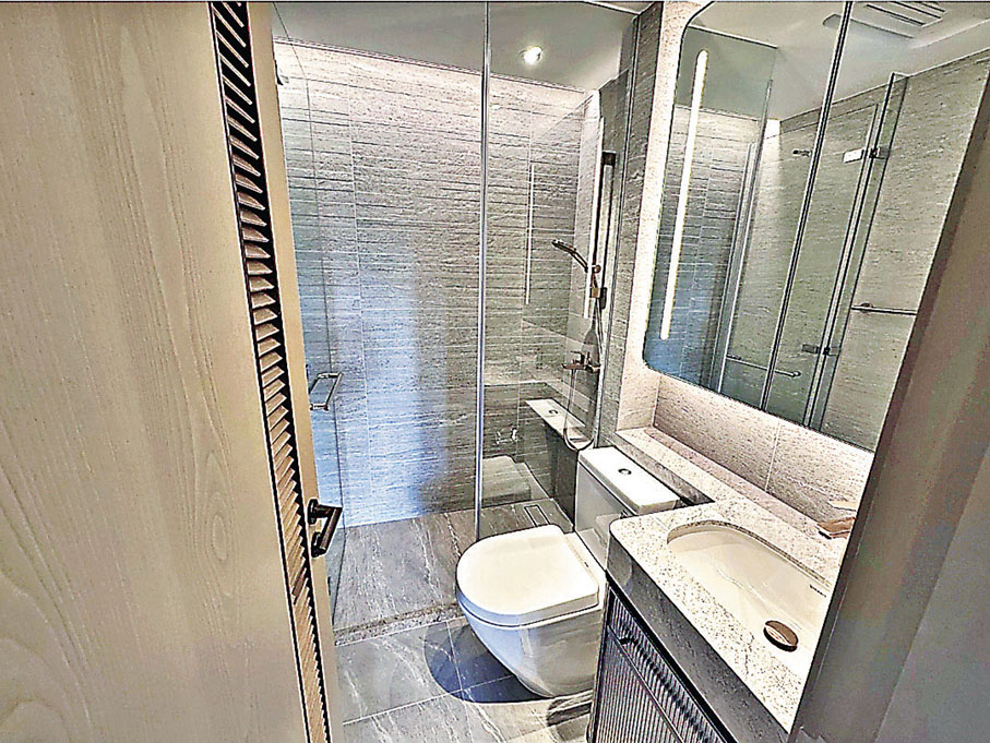 ■廁所採用大型玻面鏡及雲石洗手盆。