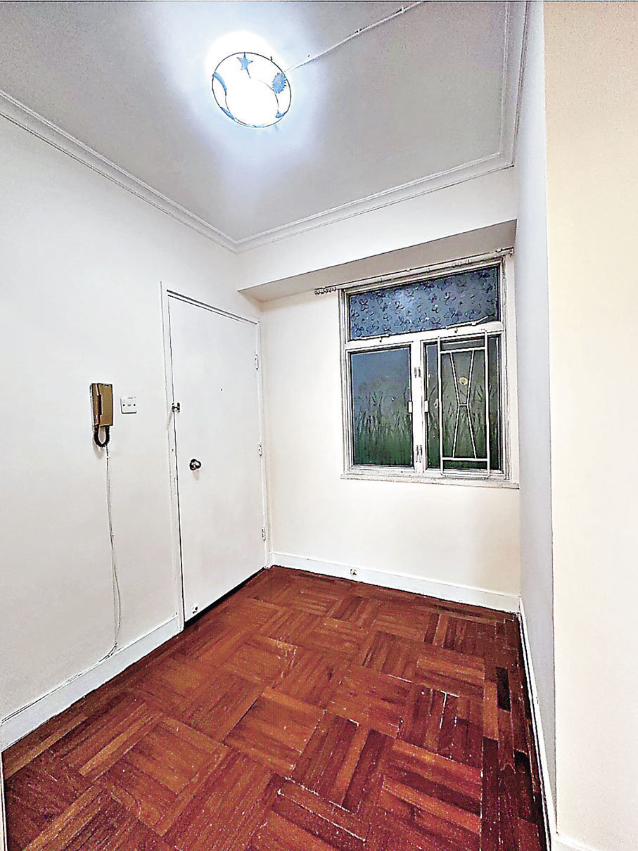 ■大門口處設有窗戶，光線充足。